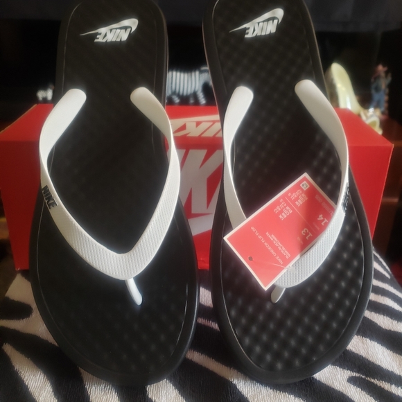 Men\'s Nike White & Black Flip Flops